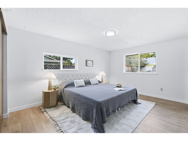 15893 Ne HOLLADAY St, Portland, OR 97230