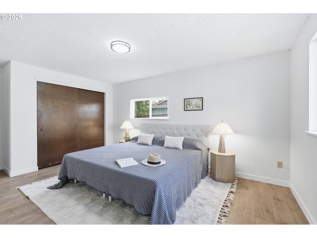 15893 Ne HOLLADAY St, Portland, OR 97230