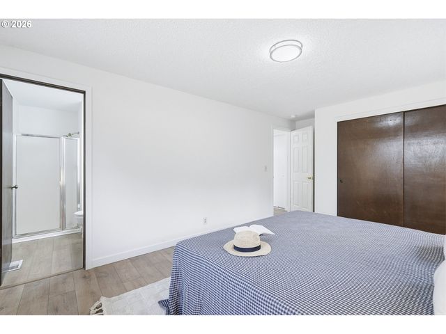 15893 Ne HOLLADAY St, Portland, OR 97230