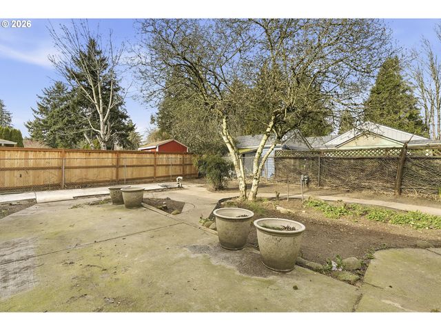 15893 Ne HOLLADAY St, Portland, OR 97230