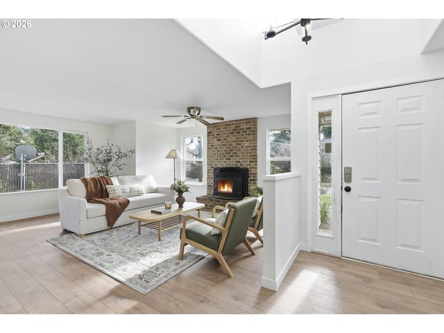 15893 Ne HOLLADAY St, Portland, OR 97230