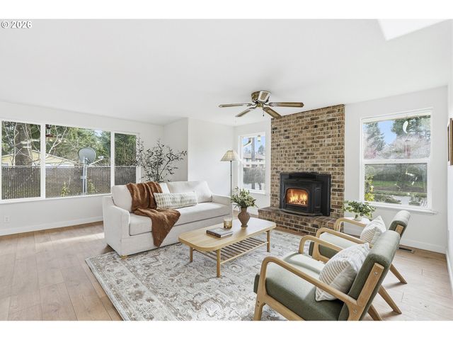 15893 Ne HOLLADAY St, Portland, OR 97230