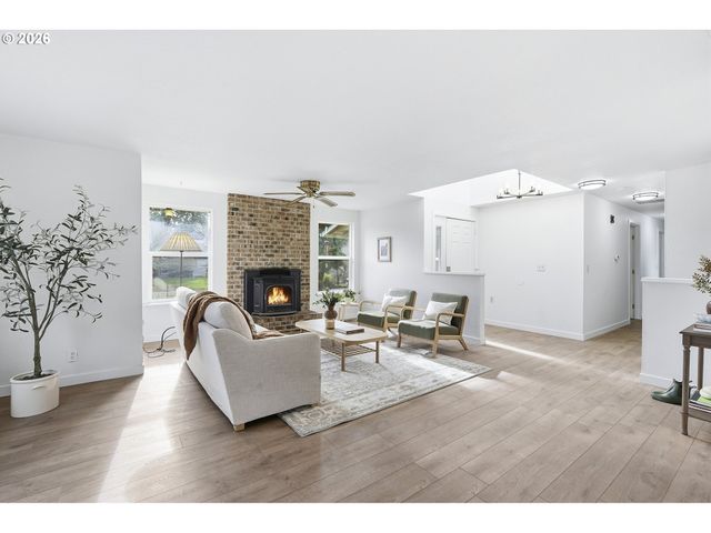 15893 Ne HOLLADAY St, Portland, OR 97230