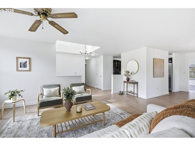 15893 Ne HOLLADAY St, Portland, OR 97230