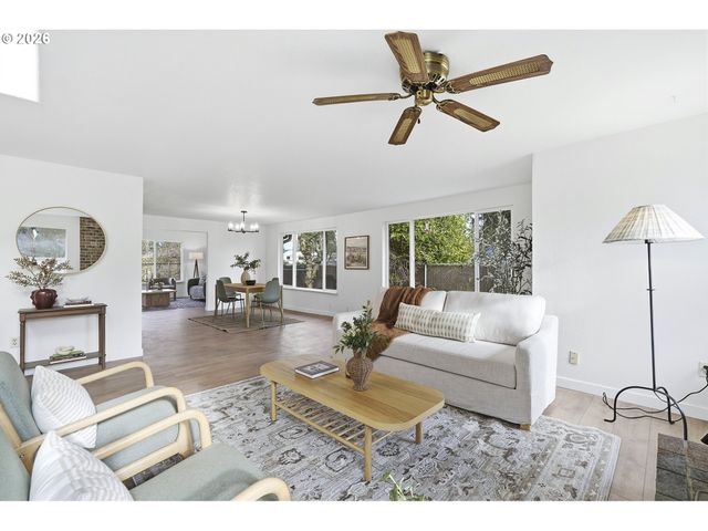 15893 Ne HOLLADAY St, Portland, OR 97230