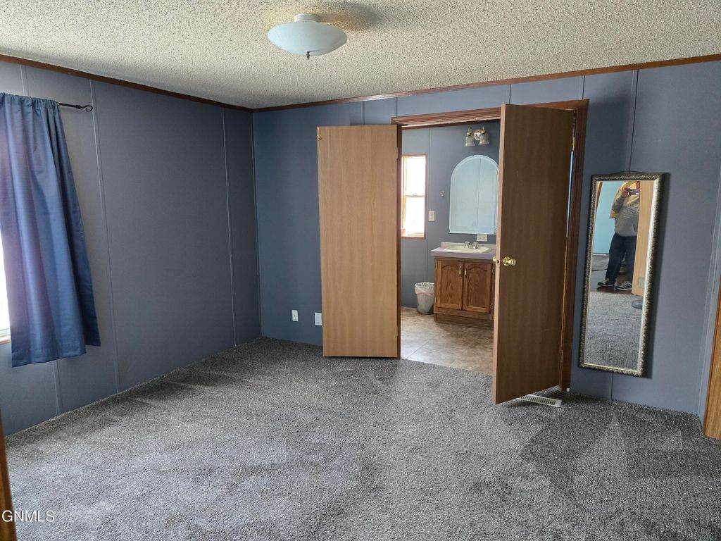 406 31st Avenue SE, Minot, ND 58701 photo 18