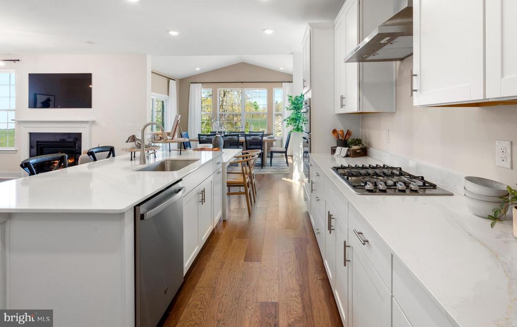 28 JOHN VANZANDT DR, Titusville, NJ 08560