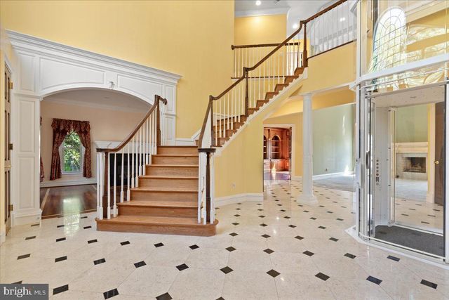 8813 OAK LEAF DR, Alexandria, VA 22309