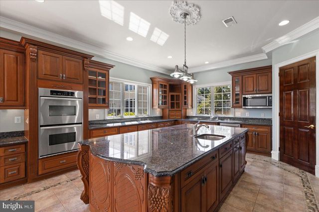 8813 OAK LEAF DR, Alexandria, VA 22309