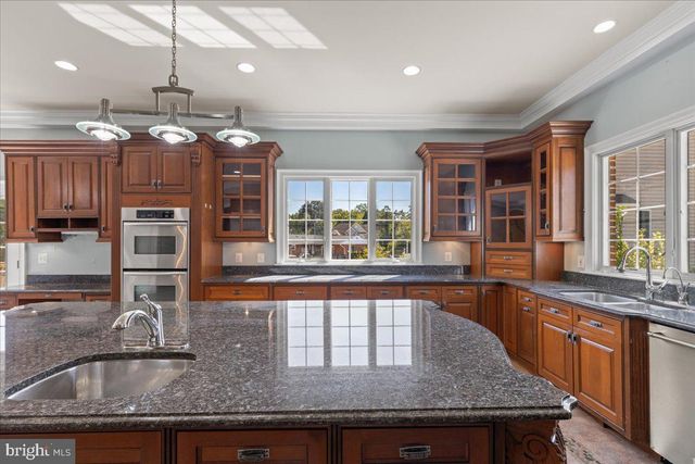 8813 OAK LEAF DR, Alexandria, VA 22309