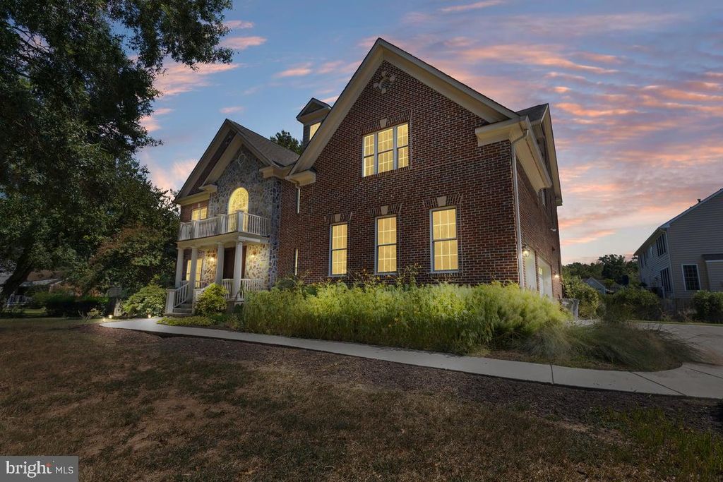 8813 OAK LEAF DR, Alexandria, VA 22309