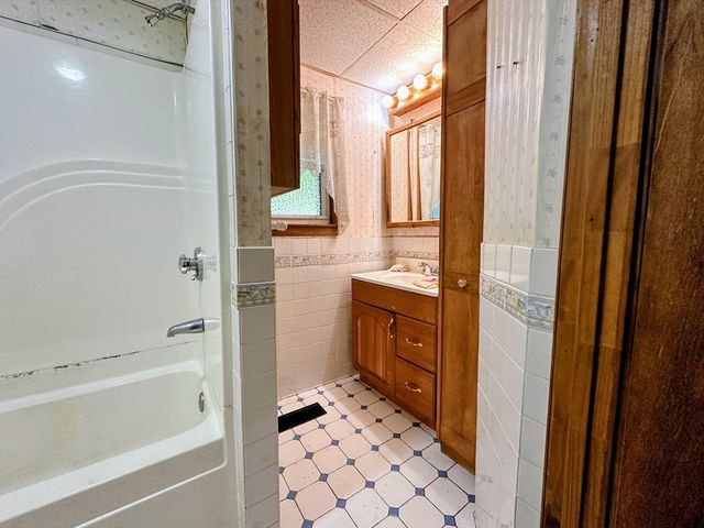 27 Flint St, Lynn, MA 01905