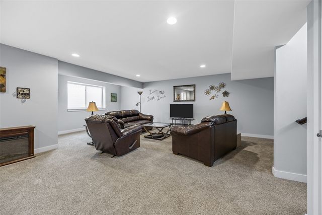 1698 Bridge Creek Ct, Marion, IA 52302