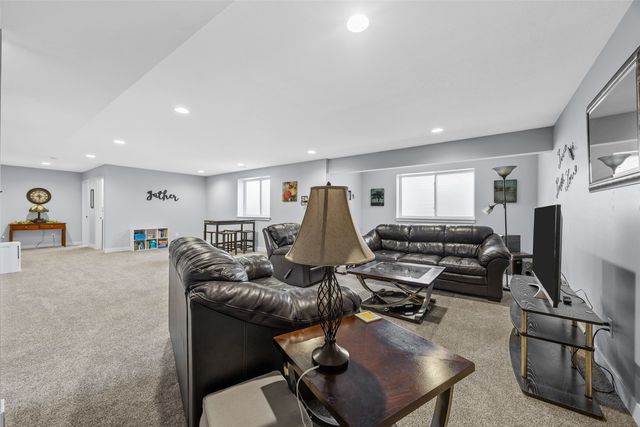1698 Bridge Creek Ct, Marion, IA 52302