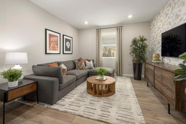 2051 Shoreline Dr, Riverbank, CA 95367