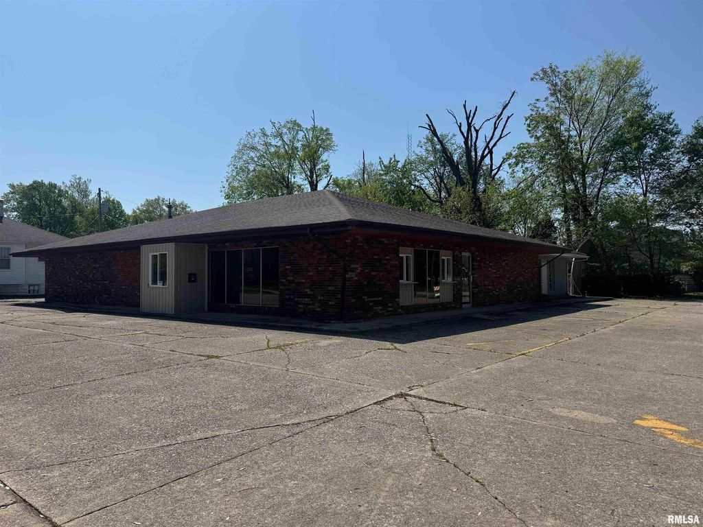 Image 2 of property listing at 705 S POPLAR Street, Centralia, IL 62801