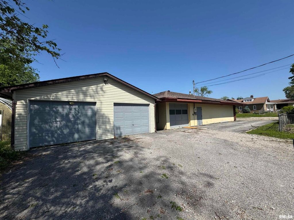 Image 10 of property listing at 705 S POPLAR Street, Centralia, IL 62801