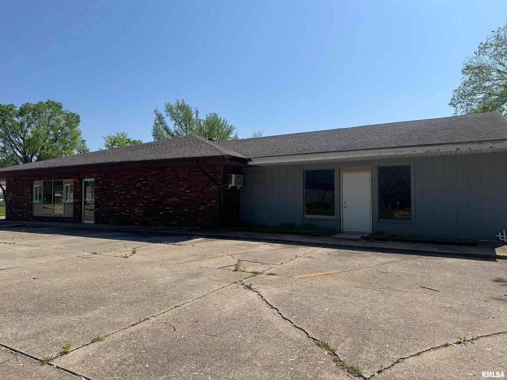 Image 3 of property listing at 705 S POPLAR Street, Centralia, IL 62801