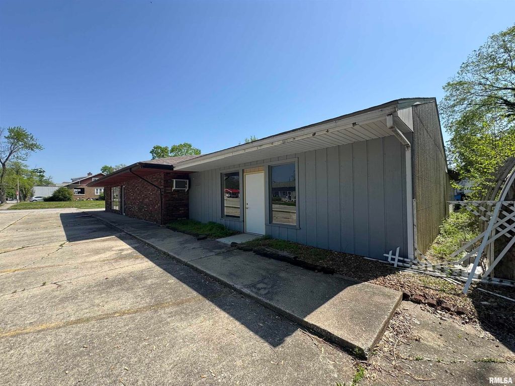 Image 4 of property listing at 705 S POPLAR Street, Centralia, IL 62801