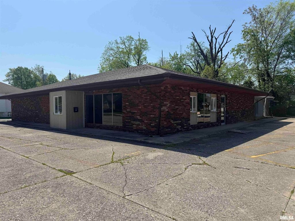 Image 5 of property listing at 705 S POPLAR Street, Centralia, IL 62801