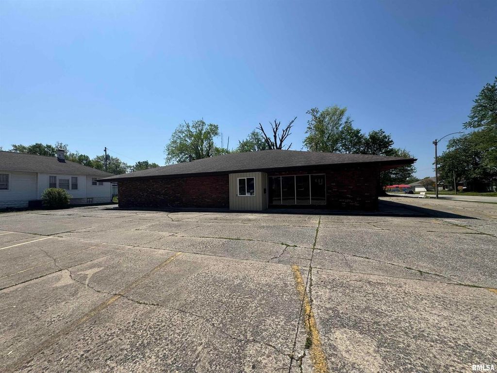 Image 6 of property listing at 705 S POPLAR Street, Centralia, IL 62801