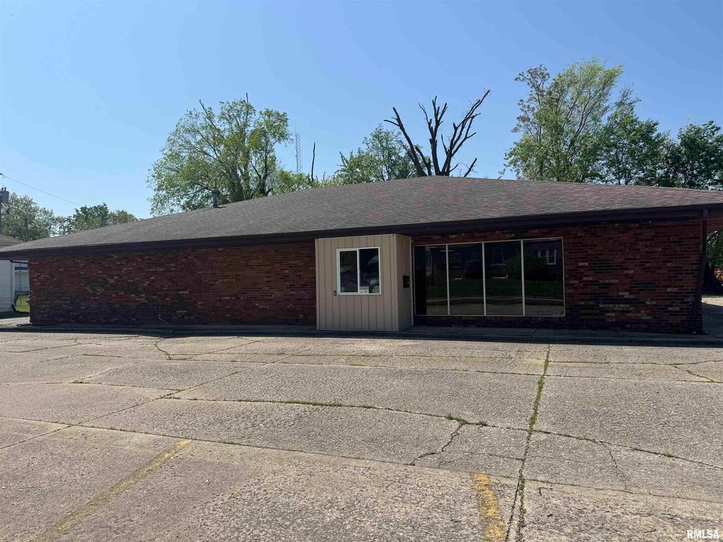 Image 7 of property listing at 705 S POPLAR Street, Centralia, IL 62801