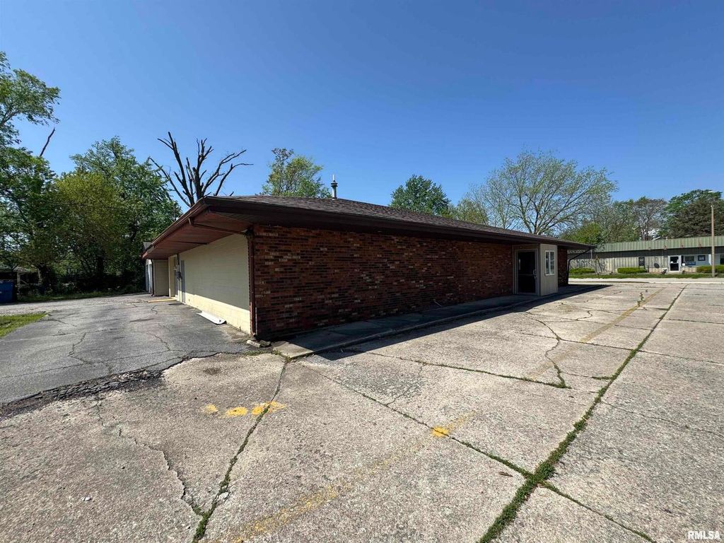 Image 8 of property listing at 705 S POPLAR Street, Centralia, IL 62801