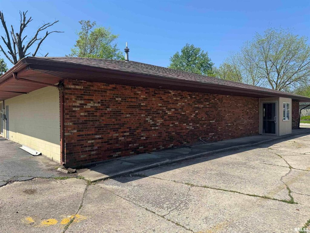 Image 9 of property listing at 705 S POPLAR Street, Centralia, IL 62801