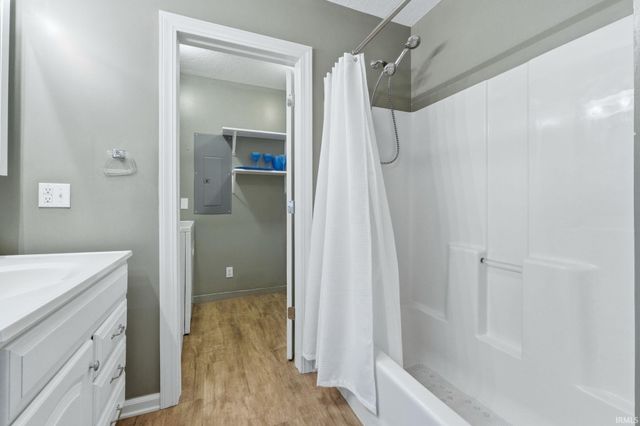 6722 E McGuire Road, Churubusco, IN 46723