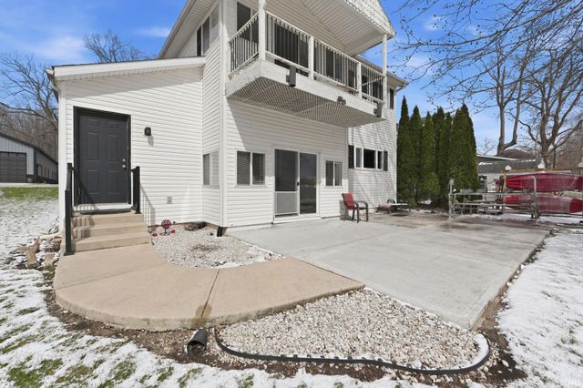 6722 E McGuire Road, Churubusco, IN 46723