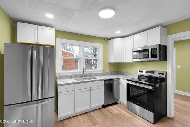 2420 Dulworth Dr, Louisville, KY 40216