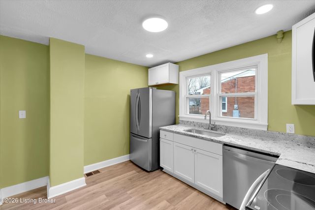 2420 Dulworth Dr, Louisville, KY 40216