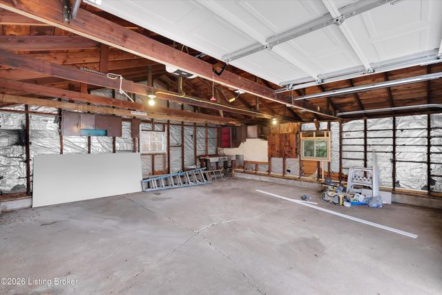 2420 Dulworth Dr, Louisville, KY 40216