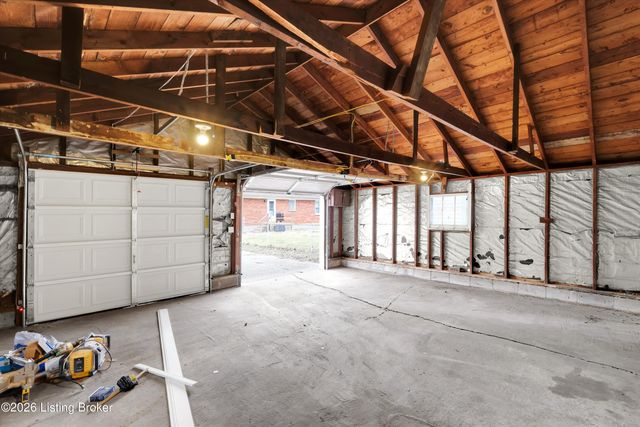 2420 Dulworth Dr, Louisville, KY 40216