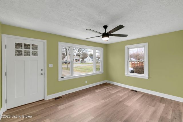 2420 Dulworth Dr, Louisville, KY 40216