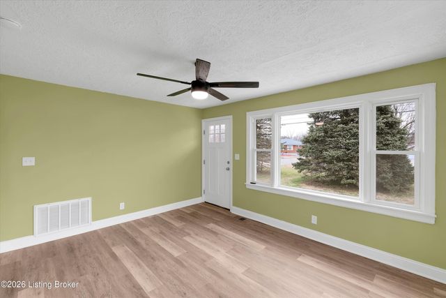 2420 Dulworth Dr, Louisville, KY 40216