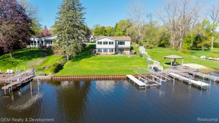 8081 Granada Avenue, Brighton, MI 48114