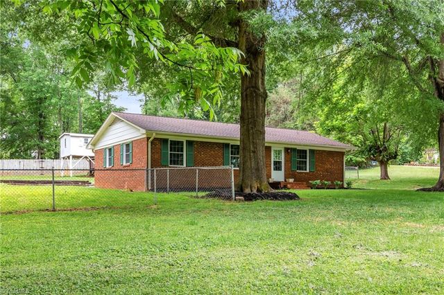810 Pinoak Road, Greensboro, NC 27455