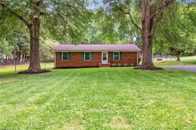 810 Pinoak Road, Greensboro, NC 27455