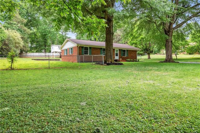 810 Pinoak Road, Greensboro, NC 27455