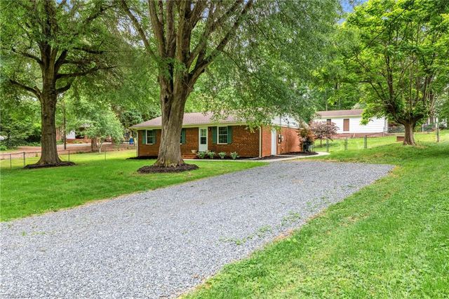 810 Pinoak Road, Greensboro, NC 27455