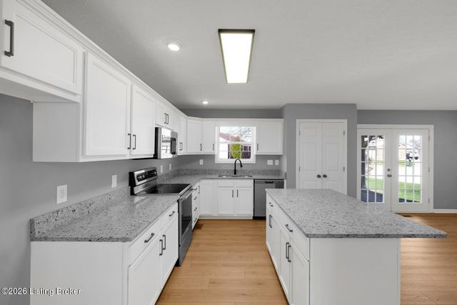 8000 Kenhurst Dr, Louisville, KY 40258