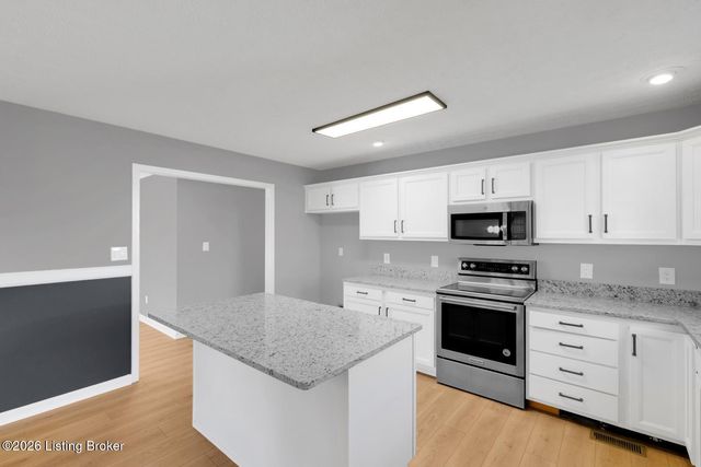 8000 Kenhurst Dr, Louisville, KY 40258