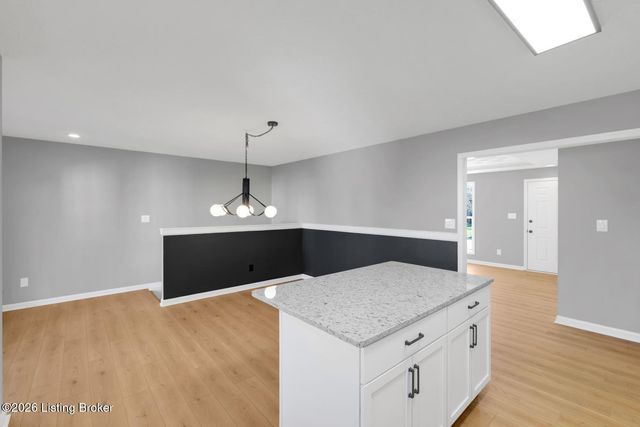 8000 Kenhurst Dr, Louisville, KY 40258