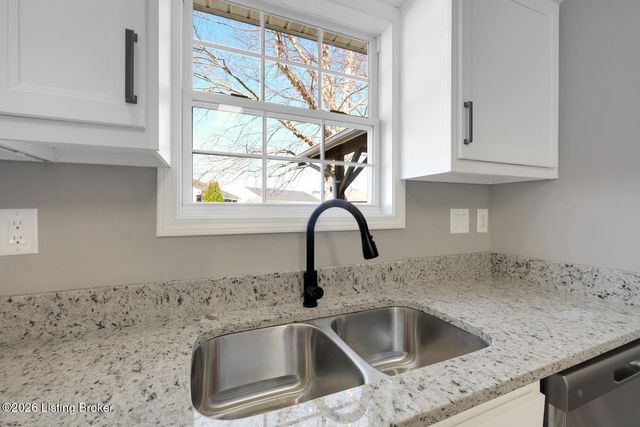 8000 Kenhurst Dr, Louisville, KY 40258