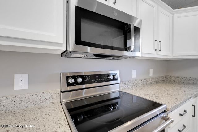 8000 Kenhurst Dr, Louisville, KY 40258