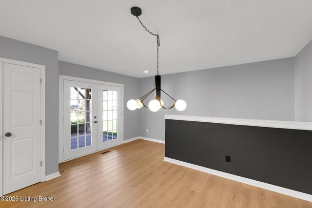 8000 Kenhurst Dr, Louisville, KY 40258