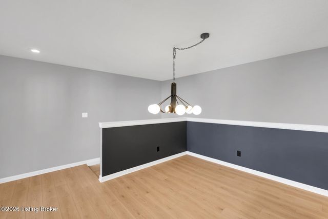 8000 Kenhurst Dr, Louisville, KY 40258