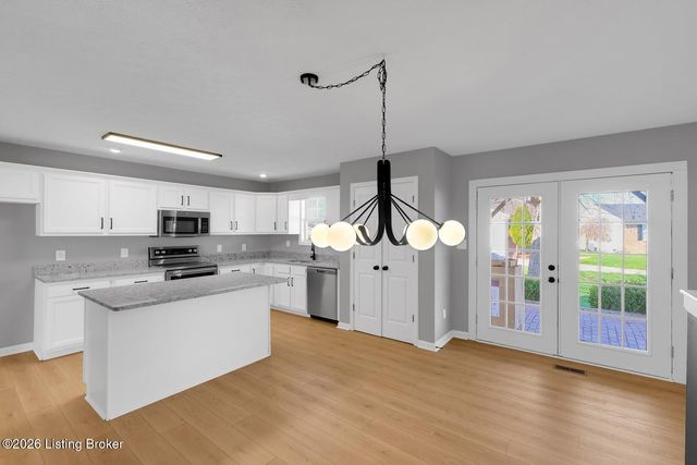 8000 Kenhurst Dr, Louisville, KY 40258