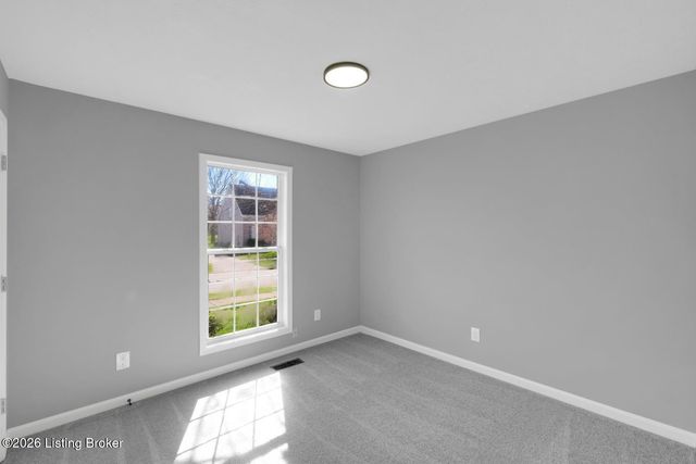 8000 Kenhurst Dr, Louisville, KY 40258